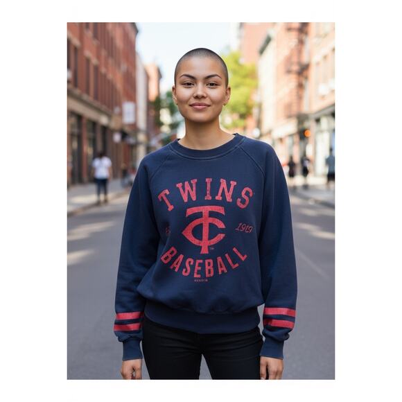 WEAR by Erin Andrews Women's Minnesota Twins Cropped Pullover Sweatshirt Size M - Picture 1 of 6